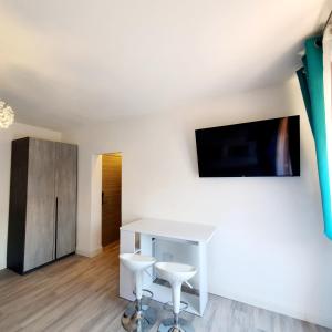 A television and/or entertainment centre at Villa Volta 3 Policlinico Monserrato