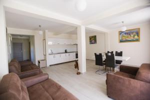 sala de estar con 2 sofás y comedor en Villa Blanca en Petrovac na Moru
