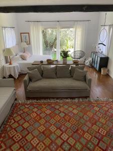 uma sala de estar com um sofá e uma cama em La Tour de la Rose - Villa Bohemian em Valbonne