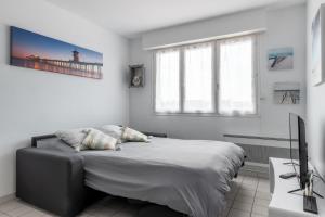 a bedroom with a bed in a room at Appartement dos à la marina - Proche de la plage in Courseulles-sur-Mer