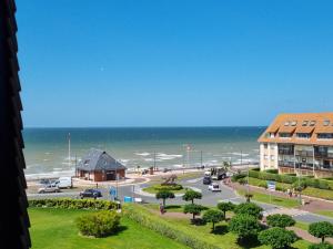 ヴィレ・シュル・メールにある"Le Cocon d'Estelle" Grand Studio vue mer, 30m de la plageの建物と海の景色を望む
