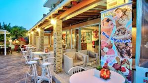een restaurant met tafels en stoelen op een patio bij Makis louvlis apartments in Moraitika