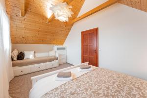 Postel nebo postele na pokoji v ubytování Chata nad lázeňským údolím