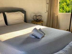 um quarto com uma cama com duas toalhas em La Tour de la Rose - Villa Bohemian em Valbonne