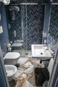 Koupelna v ubytování 4essences Boutique Rooms + 24 fotografií