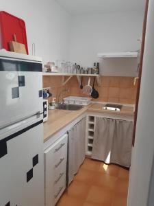 una piccola cucina con lavandino e piano cottura di La Laja 9 a Playa Blanca