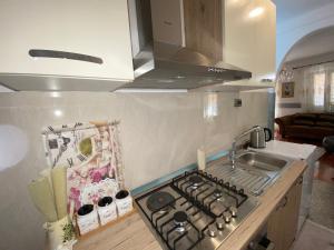 cocina con fregadero y fogones horno superior en Studio Apartment Naya en Mali Lošinj