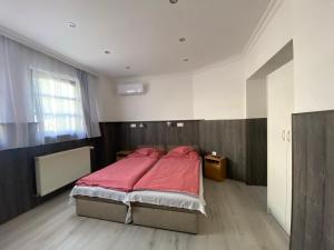 Postel nebo postele na pokoji v ubytování Holiday Apartmanház