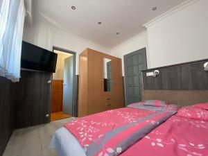 Postel nebo postele na pokoji v ubytování Holiday Apartmanház