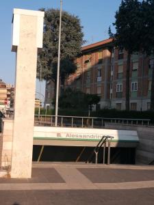 um barco sentado em frente a um edifício em B&B Le Ninfee em Roma