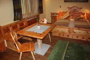 Postel nebo postele na pokoji v ubytování Gasthof Gosausee