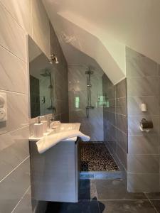 bagno con lavandino e specchio di Le Lodge du Pichat a Sainte-Hélène-du-Lac