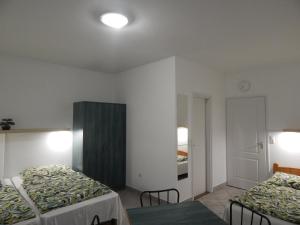 Zimmer mit 2 Betten und einem Tisch in der Unterkunft Holdfeny Vendeghaz in Abádszalók