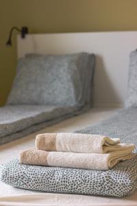 uma pilha de toalhas sentadas em cima de uma cama em Pine&Chill2 Apartments em Balatonalmádi