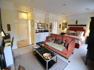 uma sala de estar com um sofá e uma cama em Gilbey's Bar, Restaurant & Townhouse em Windsor
