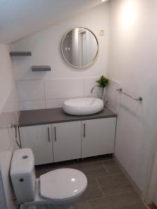 Galeriebild der Unterkunft One bedroom loft apartment with nice view in Nin