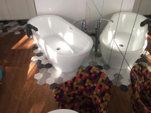 uma casa de banho com banheira e WC em Apartament Centrum- Nowy Świat em Varsóvia