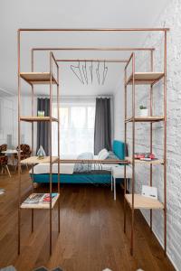 um quarto com dois beliches em Apartament Centrum- Nowy Świat em Varsóvia