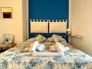 Un pat sau paturi într-o cameră la San Teodoro Punta Est Delizioso Monolocale Vista Mare