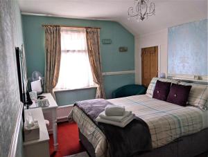 una camera con letto e finestra di The Norman Guest House a Dover