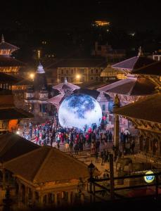 Une foule de gens se promenant dans une ville la nuit dans l'établissement Pahan Chhen - Boutique Hotel, à Katmandou