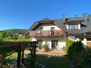 Cette grande maison dispose d'un balcon et d'une terrasse. dans l'établissement Dom Nad Brennica, à Brenna