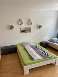 um quarto com uma cama com um colchão verde em Monteurzimmer in Neustadt-Glewe em Neustadt-Glewe