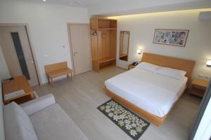 Postel nebo postele na pokoji v ubytování Hotel Ari 2