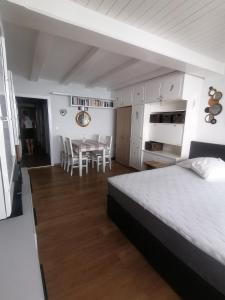 1 dormitorio con 1 cama, mesa y sillas en Haus Enzian - Apartment Gerlitzen en Kanzelhöhe