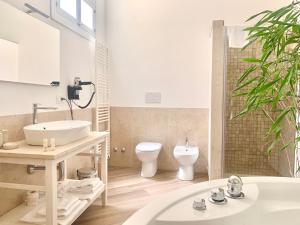 Koupelna v ubytování Dimora San Biagio Suites&Apartment + 37 fotografií