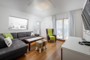 ein Wohnzimmer mit einem Sofa und einem Tisch in der Unterkunft Hotel & Restaurant Dankl in Lofer