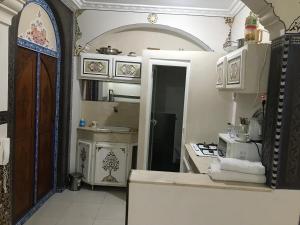 una cocina con una puerta abierta a una cocina con fogones en Flashback House, en Marrakech