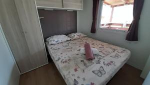 Posteľ alebo postele v izbe v ubytovaní Mobile homes Kamp Maslina, Biograd na Moru