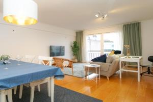 uma sala de estar com uma mesa e um sofá em Lisbon Best Places - Rooftop em Lisboa