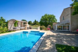 a swimming pool in the backyard of a house at Villa de 3 chambres avec piscine privee jardin amenage et wifi a La Tour d'Aigues in La Tour-dʼAigues