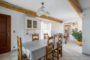 cocina y comedor con mesa y sillas en Villa de 3 chambres avec piscine privee jardin amenage et wifi a La Tour d'Aigues, en La Tour-dʼAigues