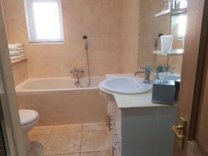 Ένα μπάνιο στο Promenade Apartments +26 φωτογραφίες