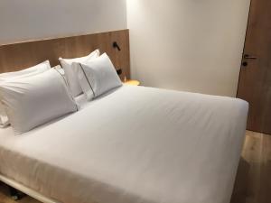 Säng eller sängar i ett rum på Muralto Madrid Princesa