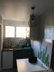 eine Küche mit einer weißen Arbeitsplatte und einem Waschbecken in der Unterkunft Studio plage in Canet-en-Roussillon