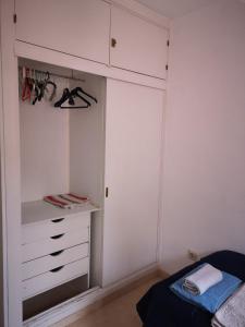 A bed or beds in a room at Bright Modern Residencial Home - single room with shared bathroom near airport