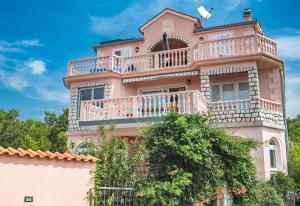 Fotografie z fotogalerie ubytování Apartmani Dojmi 3 v destinaci Šmrika
