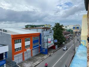 einen Blick über eine Stadtstraße mit Gebäuden in der Unterkunft KDorm in Tarlac City