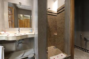 Vannituba majutusasutuses Riad L'Etoile D'Orient