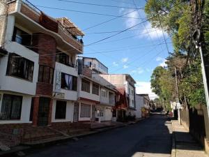 uma rua vazia numa cidade com edifícios em Edificio Familia Gómez 1 em Popayán