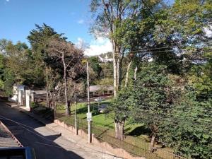een uitzicht op een straat met bomen en een hek bij Edificio Familia Gómez 1 in Popayan