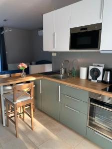 Kuchyňa alebo kuchynka v ubytovaní Vénusz Stúdió Apartman
