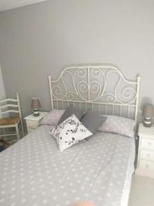 een bed met twee kussens in een slaapkamer bij VikerBIESCAS in Biescas