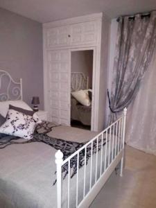 een slaapkamer met een bed met een wieg en een raam bij VikerBIESCAS in Biescas