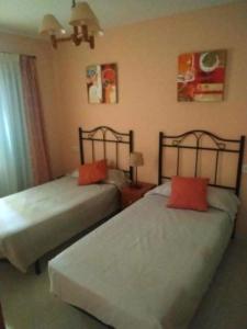 two beds in a hotel room with at VikerBIESCAS in Biescas