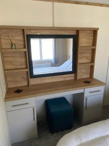 TV at/o entertainment center sa Serendipity Holiday Home not for use by contractors